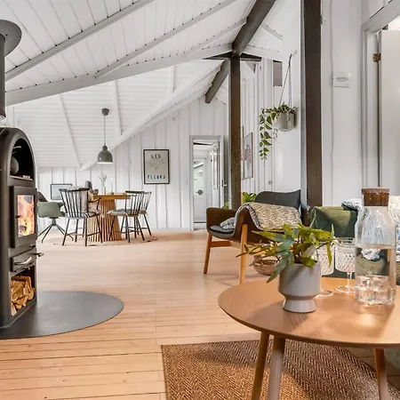 Ejla - 600m From The Sea By Interhome 펜션